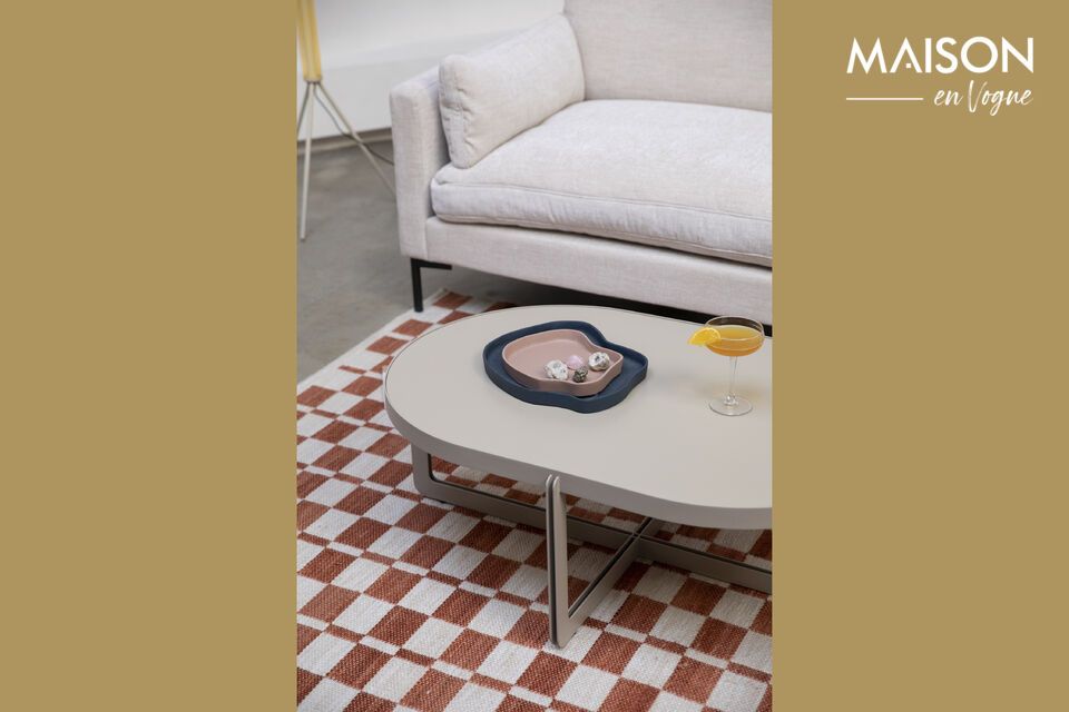 Il tavolino ovale in acciaio beige dona un tocco di eleganza minimalista a qualsiasi spazio