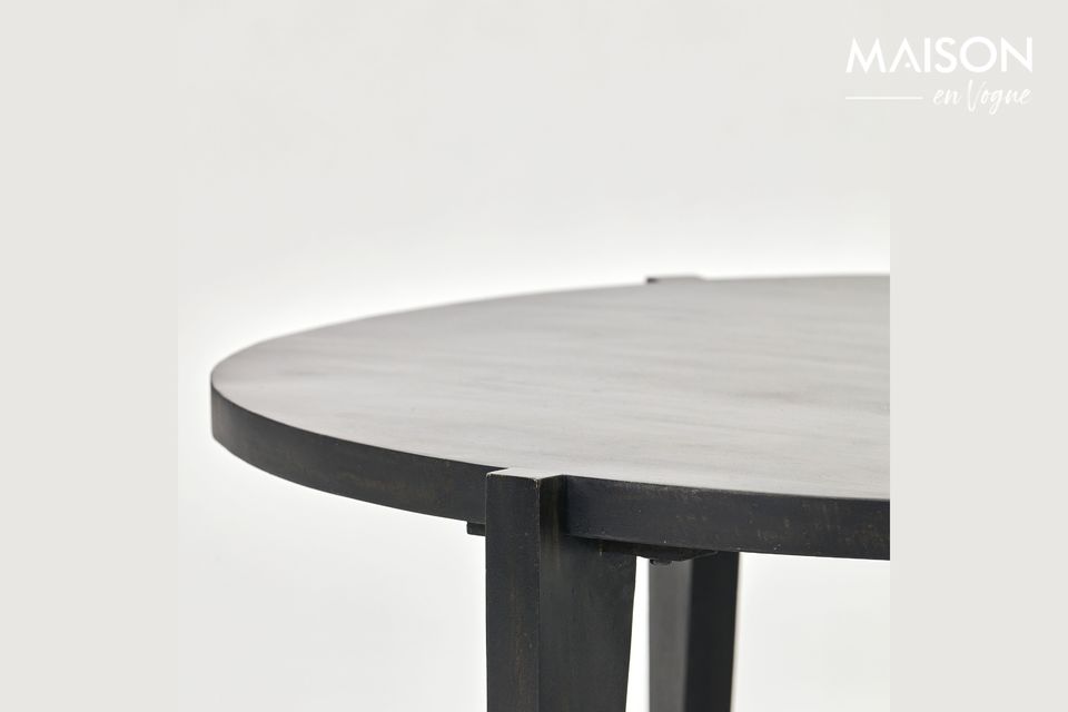 Un tavolo in legno di mango