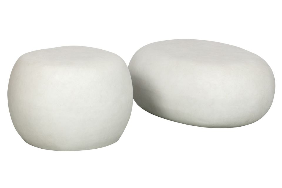 Il tavolino in argilla fibrosa bianca Pebble è un tavolino rotondo dall\'aspetto cemento e dalla