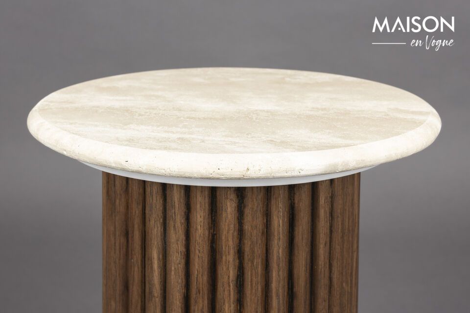 Il tavolino in legno beige Arda evoca un mondo in cui calore ed eleganza si incontrano