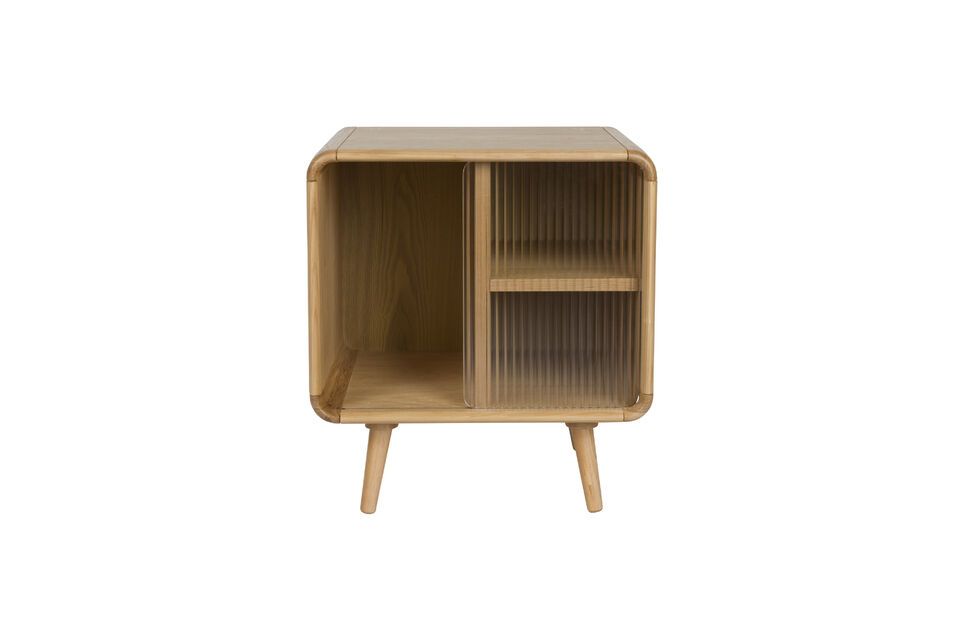 Le sue dimensioni di 50x40x55 cm lo rendono un compagno ideale per la lettura o il relax
