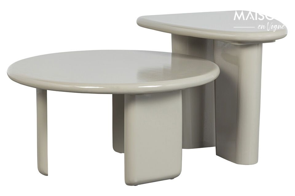 Il piano del tavolo rotondo e le gambe dalla forma giocosa formano un bellissimo design