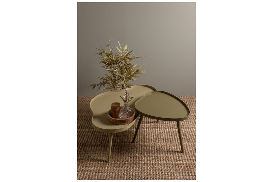 Tavolino in legno color kaki di Mae, un oggetto ludico