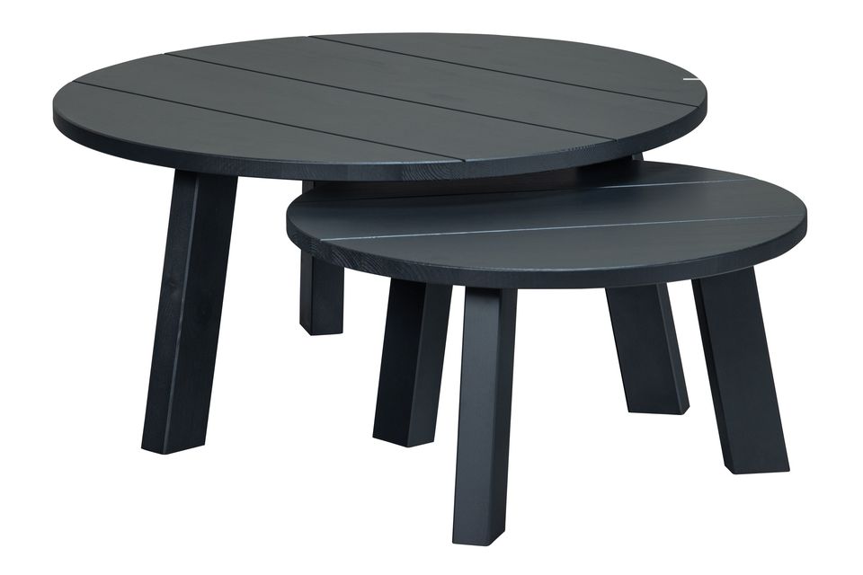 Realizzato in pino scandinavo massiccio, il tavolino ha un aspetto di legno massiccio nero opaco