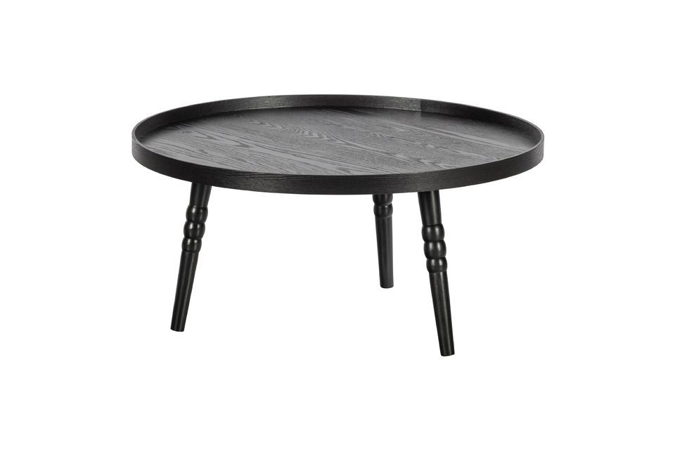 Realizzato in pino laccato nero opaco, questo tavolino è robusto ed elegante