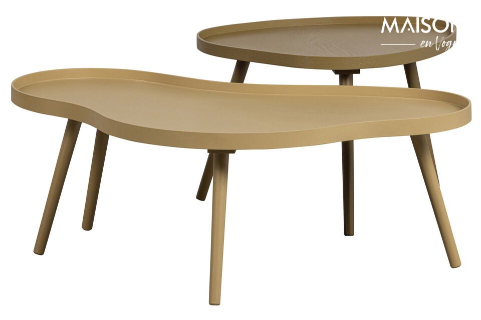 Il tavolino in legno beige Mae colpisce per la sua forma organica