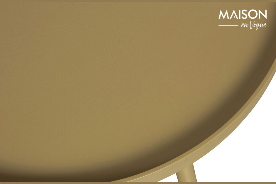 Il tavolo è realizzato in MDF e ha una superficie liscia e piacevole al tatto