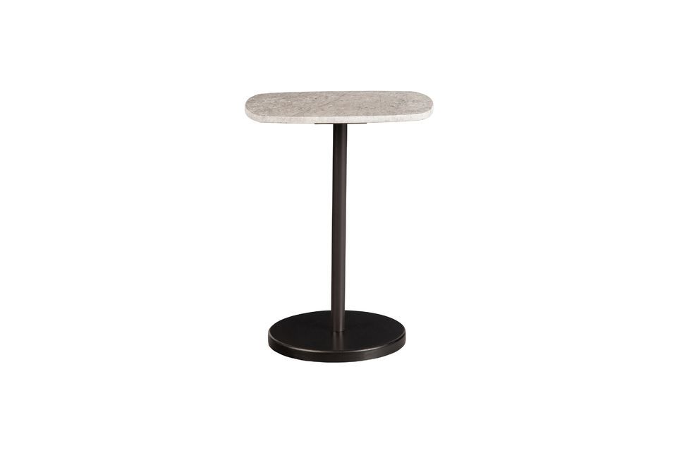 Questo tavolino della serie Fola ha un piano in marmo grigio dal design unico