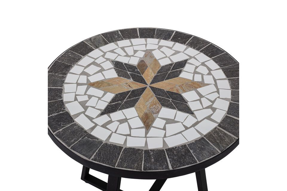 La combinazione di pietra, ceramica e acciaio rende questo tavolo molto speciale