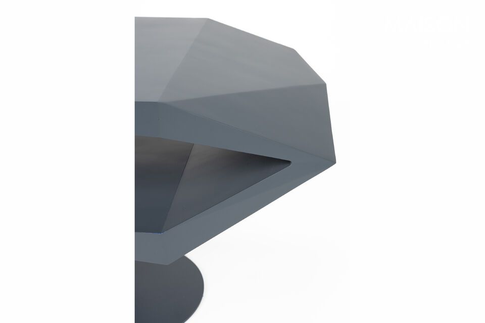 Il suo design minimalista si integra armoniosamente negli arredamenti contemporanei e negli spazi