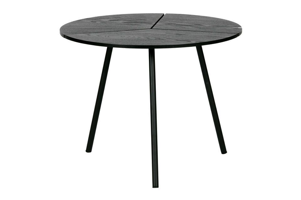 Il piano laccato nero in tre parti conferisce a questo tavolino un carattere molto particolare e