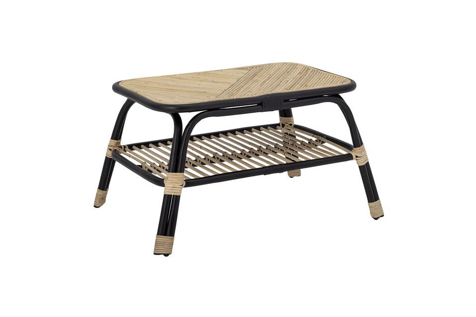 Questo tavolo combina rattan naturale e nero e il suo ripiano inferiore è perfetto per riporre