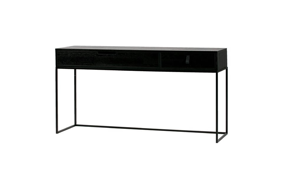 Il tavolo ha un piano in frassino (16 cm) con finitura spazzolata e laccato in colore nero scuro