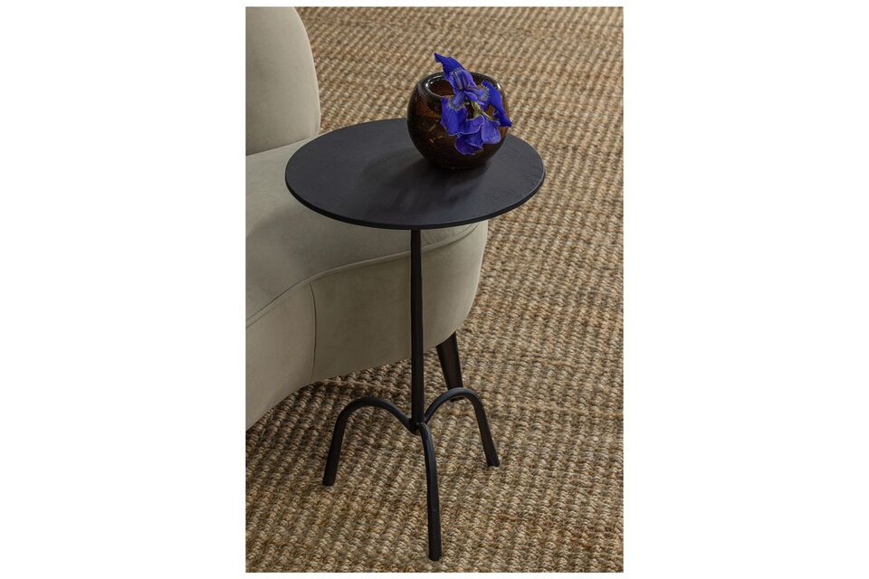 Il tavolino Trey in metallo nero ha un design minimalista ed è molto leggero