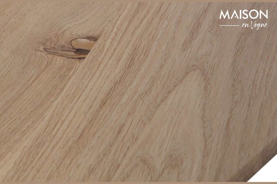 Il legno mantiene il suo colore naturale chiaro