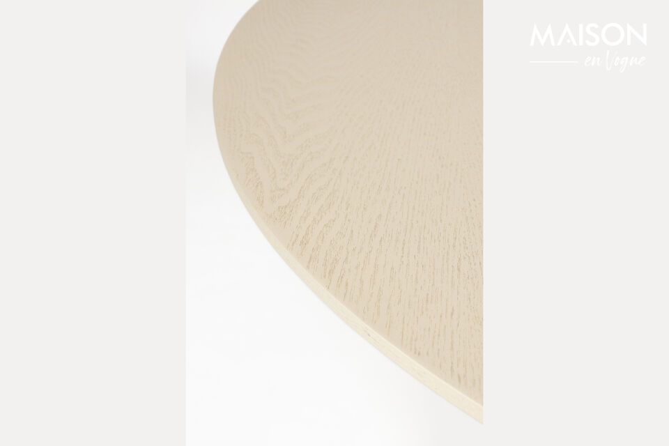 L\'impiallacciatura in frassino beige evoca le linee pulite del design scandinavo