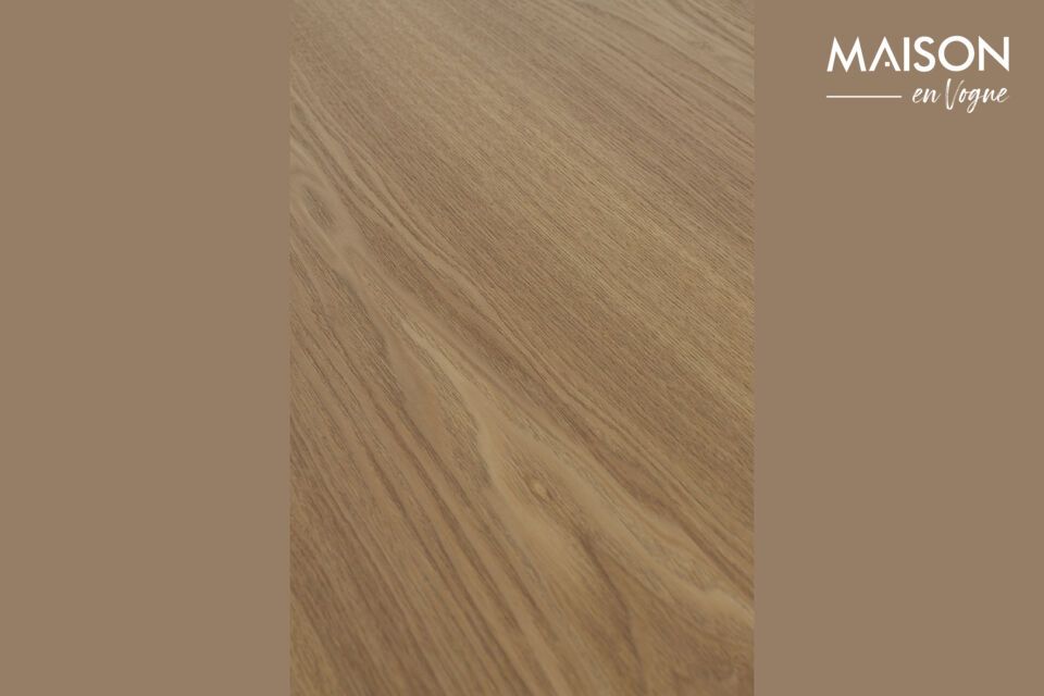 La delicata tonalità marrone di questo tavolo sembra adattarsi naturalmente a una varietà di