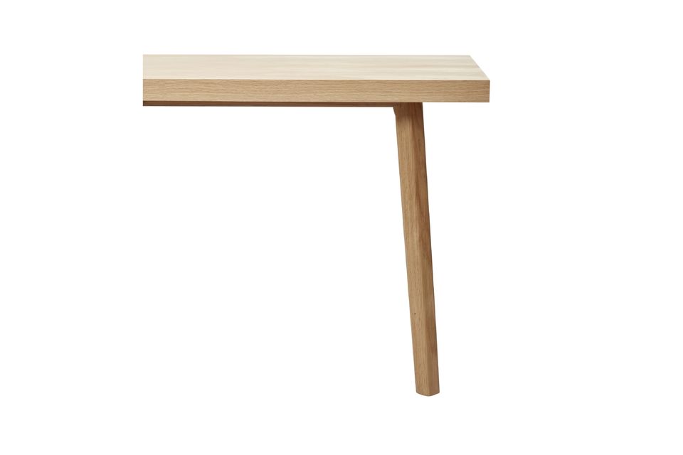 Un tavolo di dimensioni generose realizzato in legno responsabile