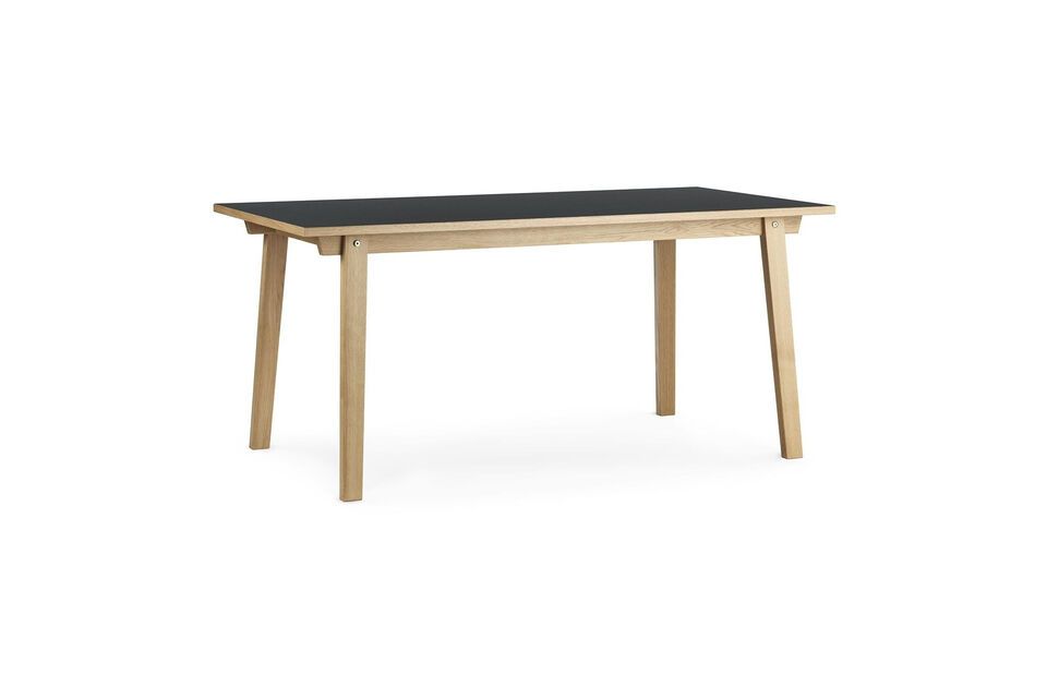 Il tavolo da pranzo in legno nero Slice è un modello classico che si adatta a tutti gli stili di