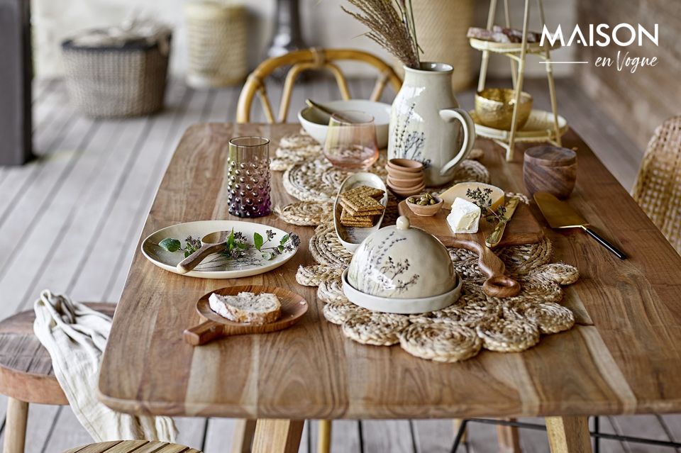 Il tavolo Luie è realizzato in legno di acacia in un bel colore naturale caldo