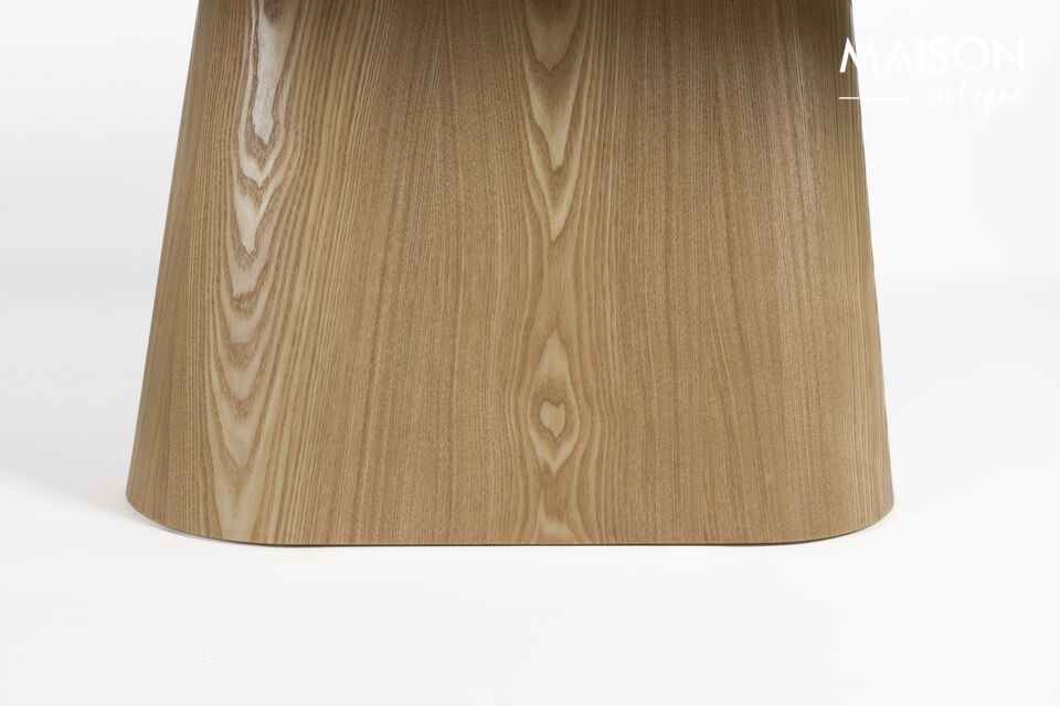 Facile da abbinare con accessori in lino o stoviglie delicate