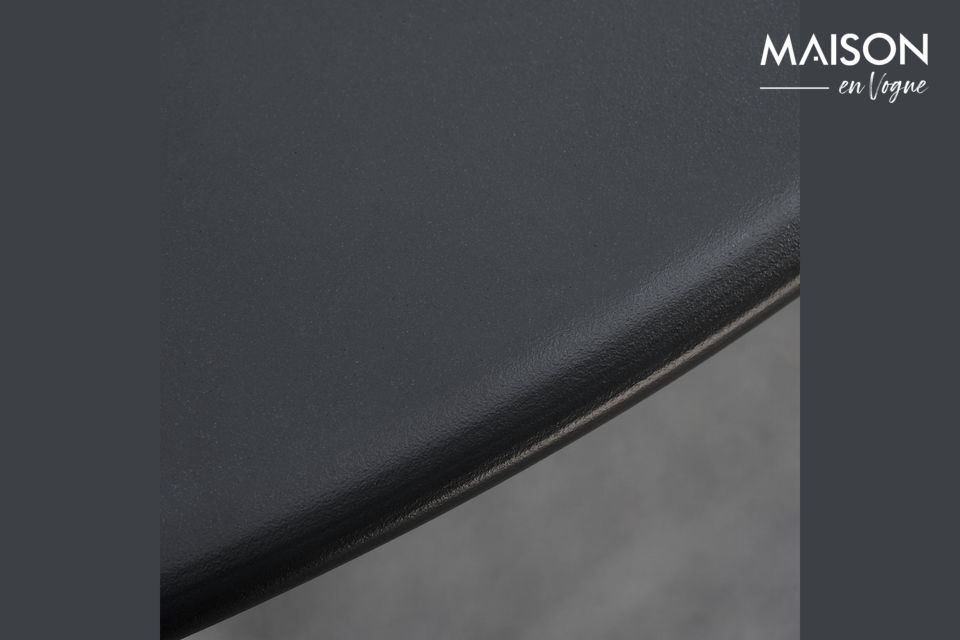 Questo tavolo rotondo in ferro nero è elegante e pratico