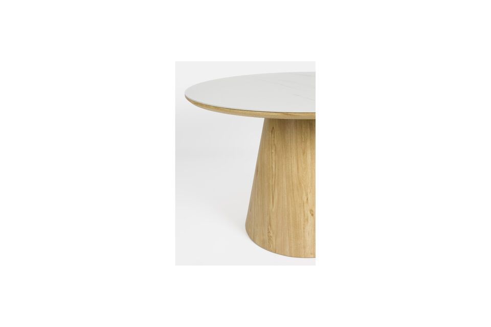 La combinazione di MDF e le linee arrotondate di questo tavolo evocano uno spirito contemporaneo
