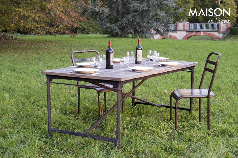 Tavola in legno su una base metallica con ruote