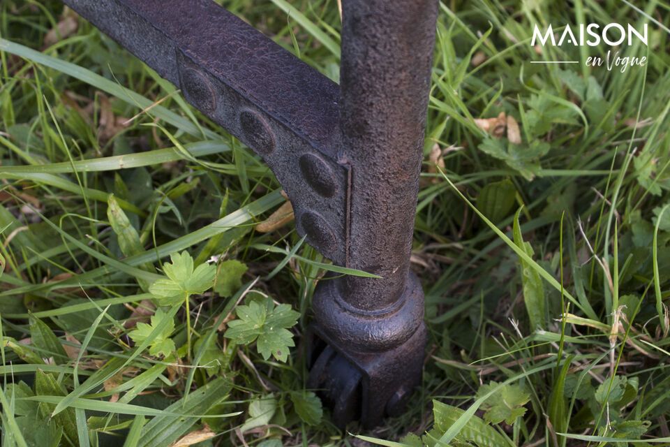 Il suo fascino unico deriva dal legno stagionato di recupero e dalla struttura di tubi metallici