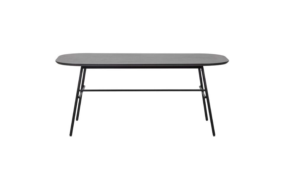Il tavolo Elegance in legno di mango e metallo nero è all\'altezza del suo nome
