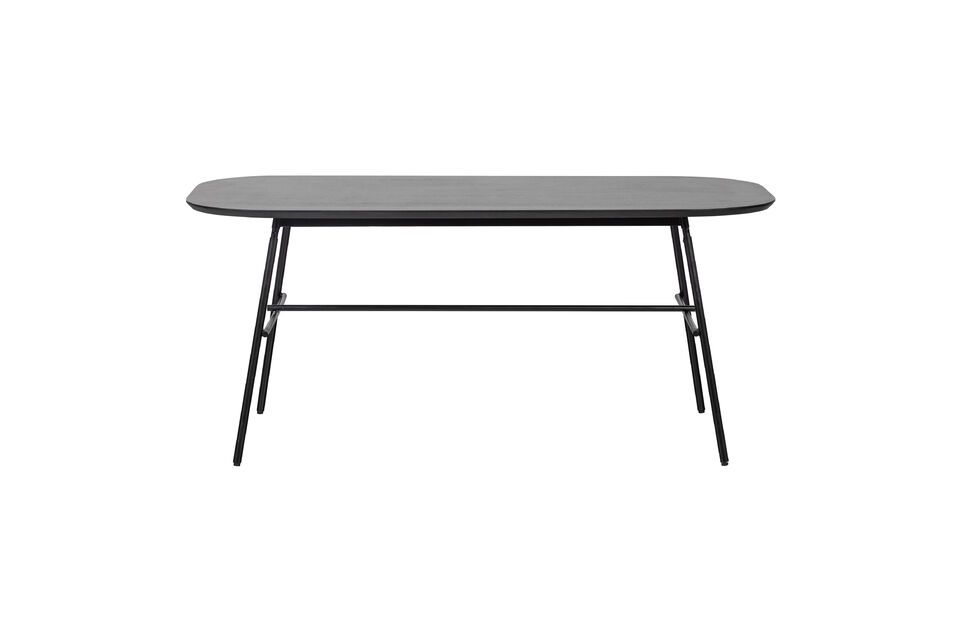 Questo tavolo da pranzo sottile del marchio olandese VTwonen ha dimensioni generose e un design