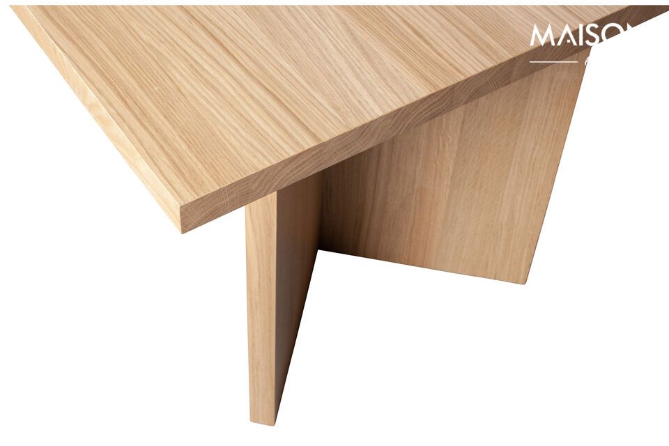 Il tavolo è rifinito con una vernice trasparente opaca per proteggere il legno dalle macchie