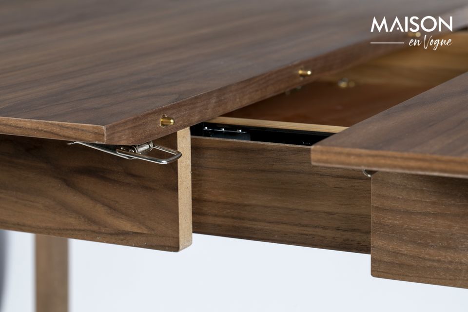 Il tavolo in legno marrone Glimps è allungabile e può ospitare da sei a dieci persone