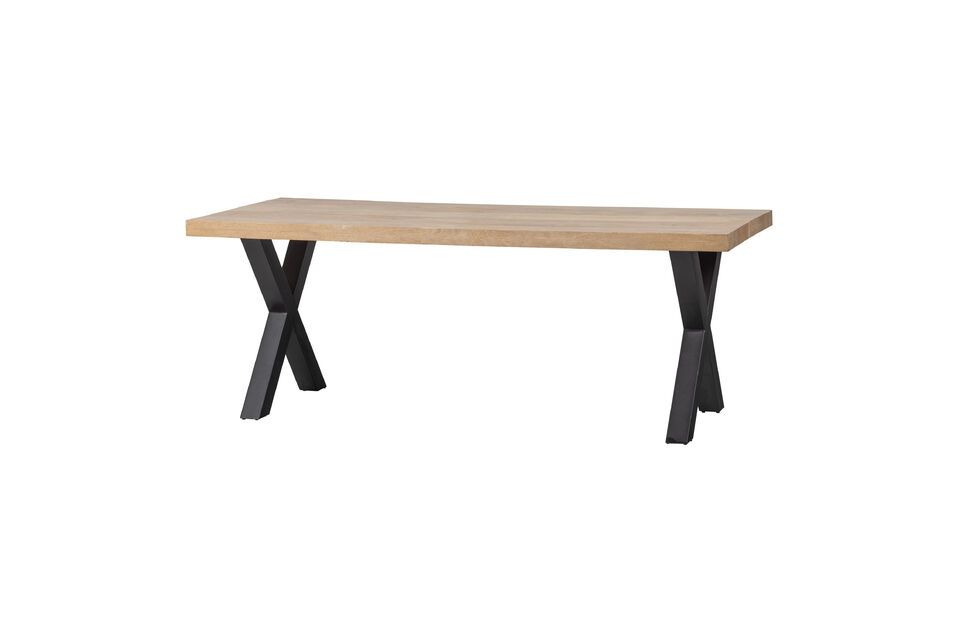 Con la sua finitura bianca e la gamba in metallo Alkmaar, questo tavolo è robusto ed elegante