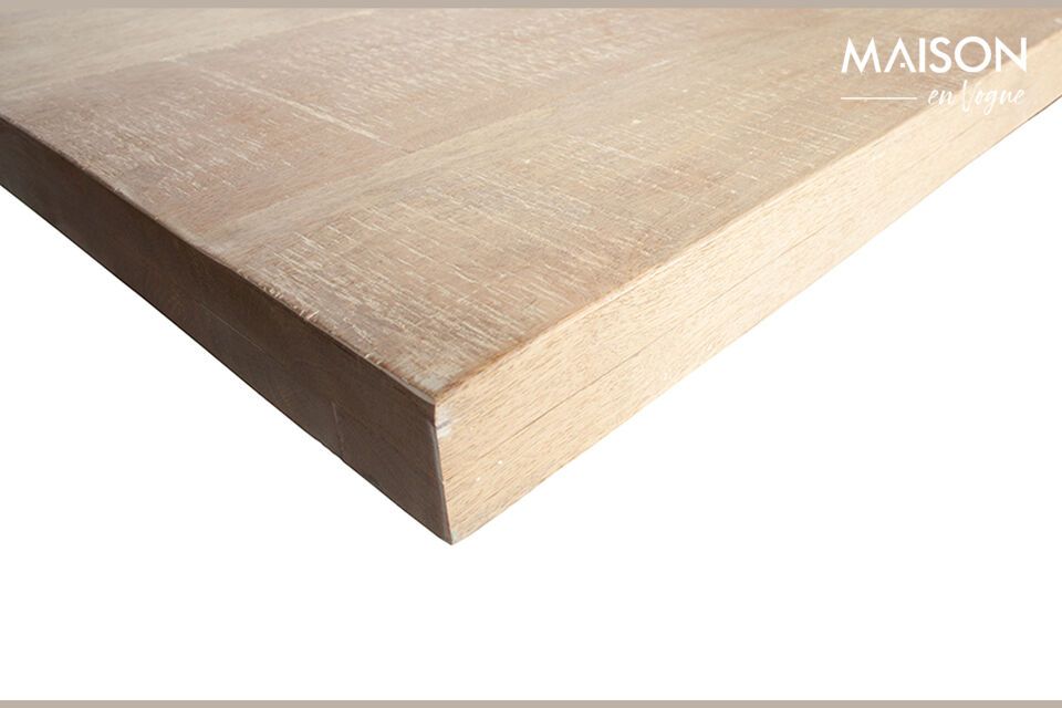 Il piano in legno di mango, spesso 5,5 cm, ha un tocco leggero e un aspetto solido