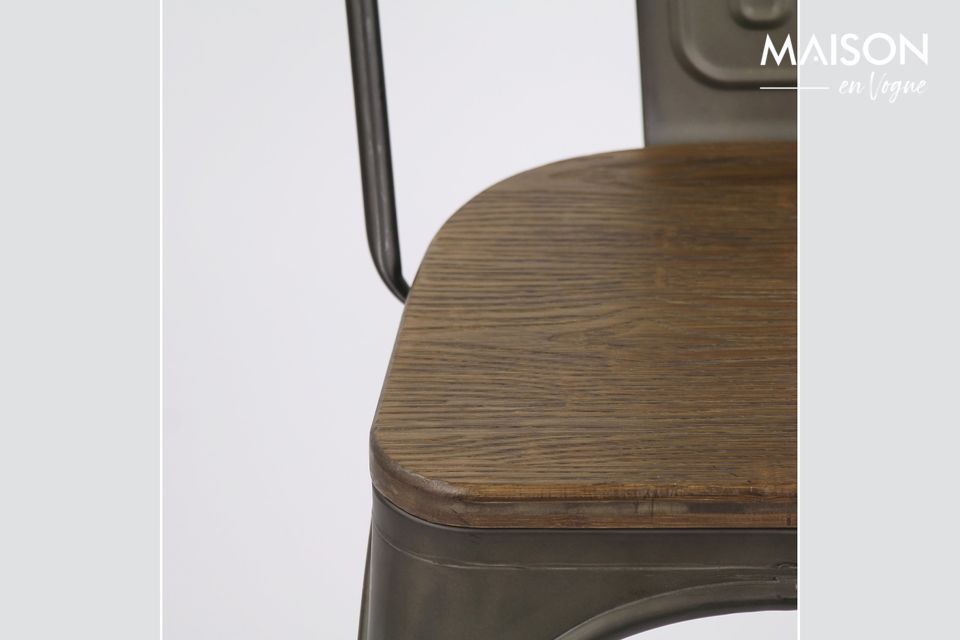 Una sedia che combina metallo e materia vegetale