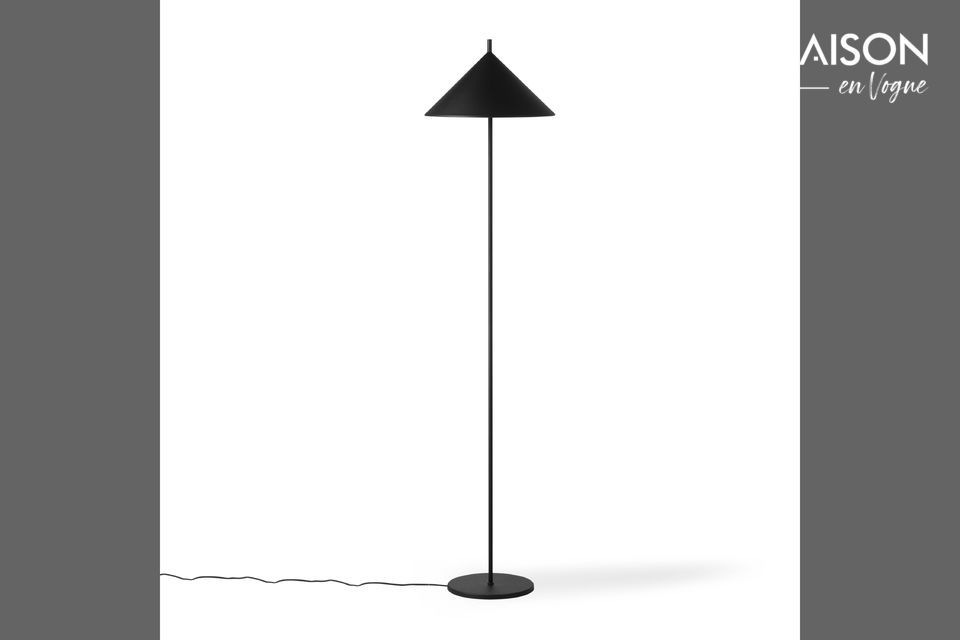 Una lampada da terra dal design geometrico