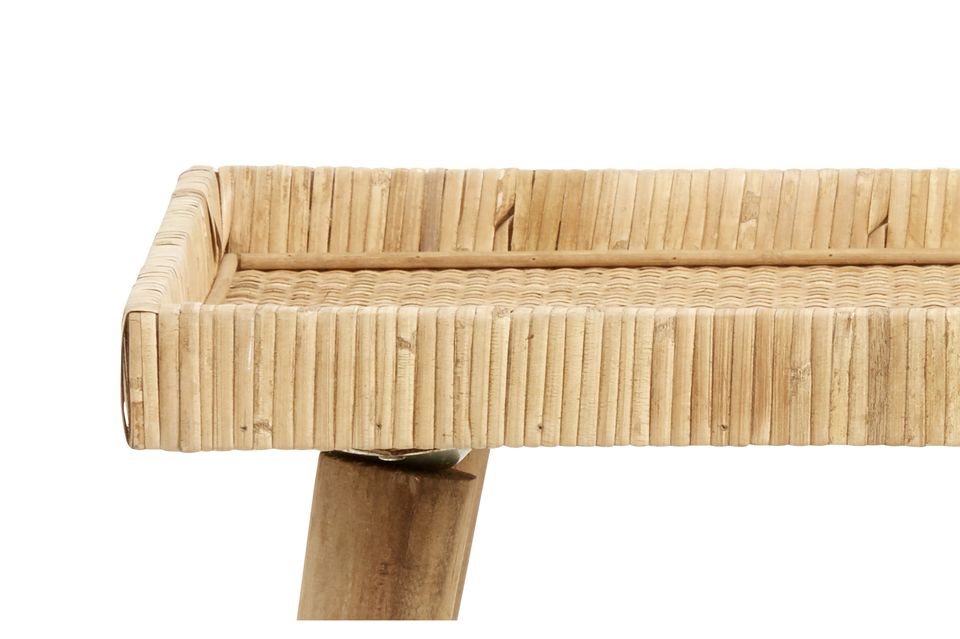 Questo tavolino in rattan è sostenuto da quattro gambe di pino