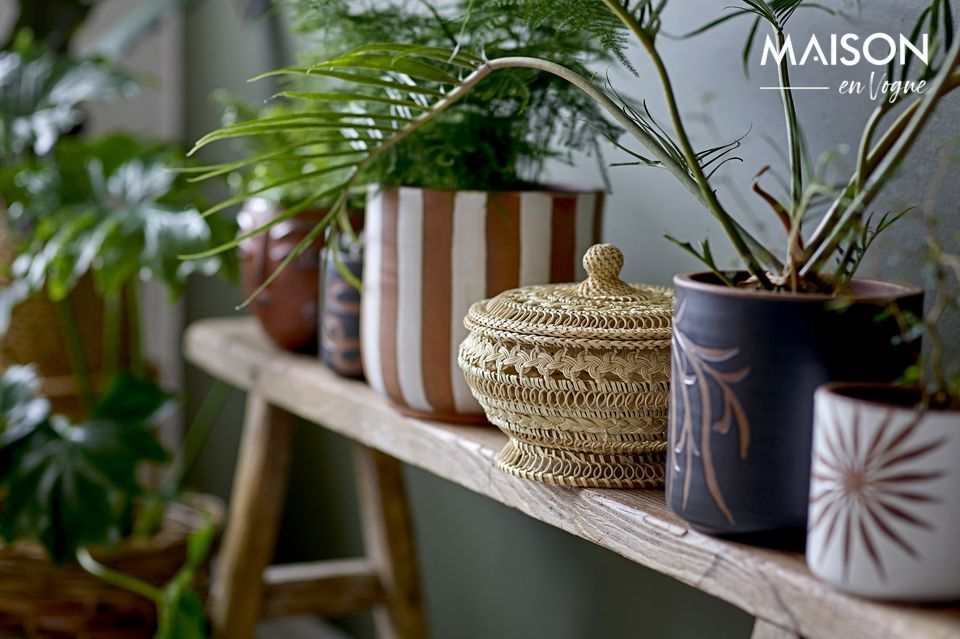 Il vaso da fiori Lo di Bloomingville ha una bella forma tribale marrone e manici originali che lo