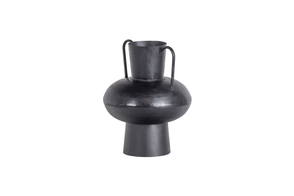 Il vaso Vere è realizzato in metallo con finitura nera opaca, ma non può contenere acqua