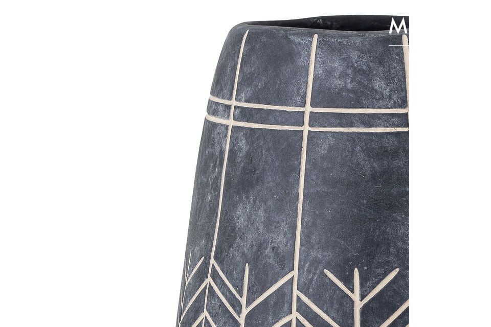 Il vaso decorativo Mahi di Bloomingville è realizzato in ceramica nera con un motivo geometrico