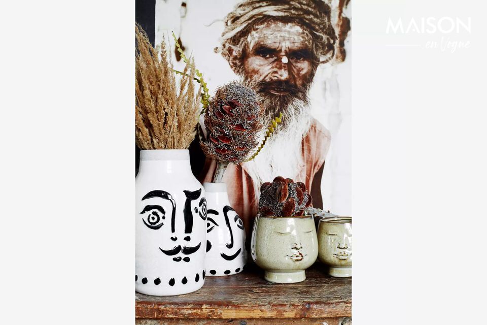 Questo vaso è caratterizzato da un colore bianco