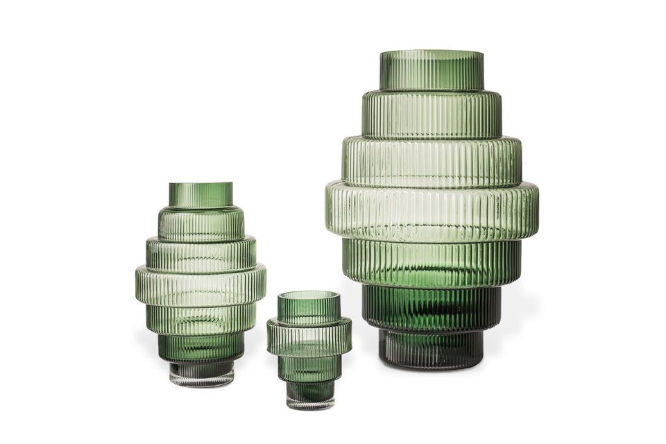 Il vaso in vetro soffiato verde Steps, un pezzo di artigianato delicato e senza tempo.