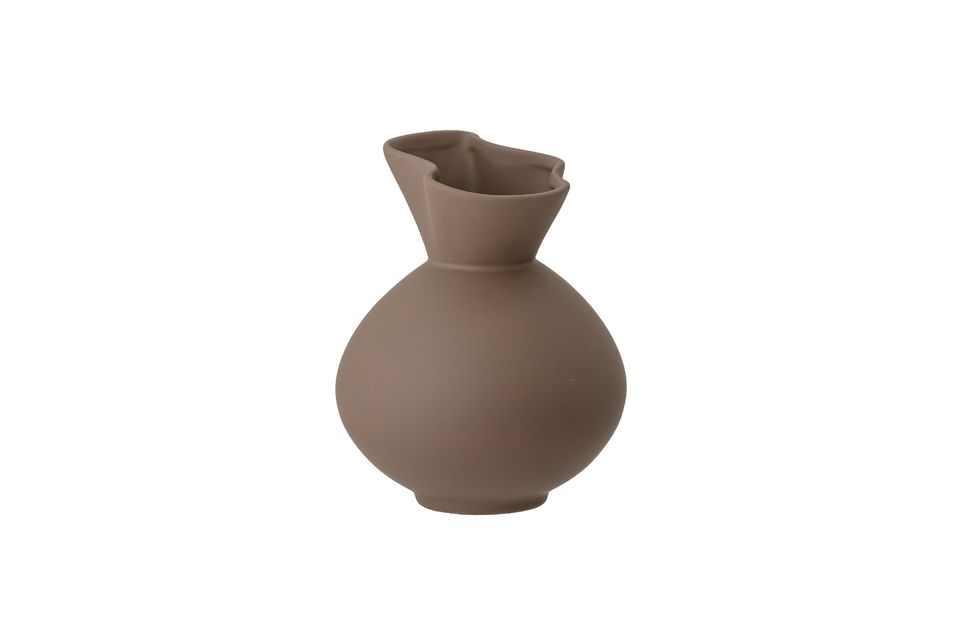 La forma conica e ondulata di questo vaso permette alle diverse piante e fiori di essere ben