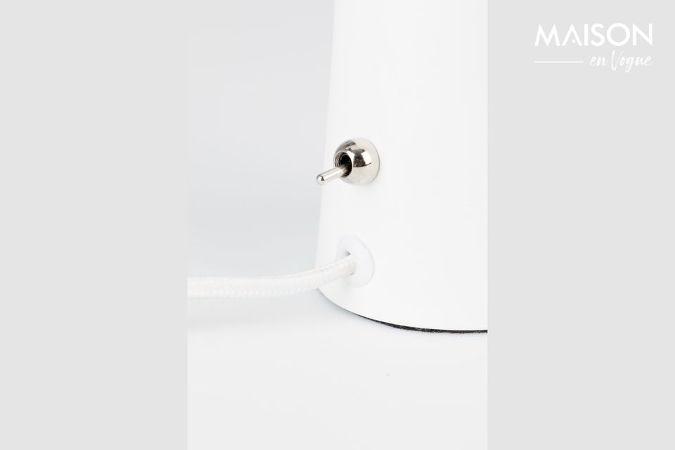 Il suo design semplice si presenta come un piccolo faretto bianco