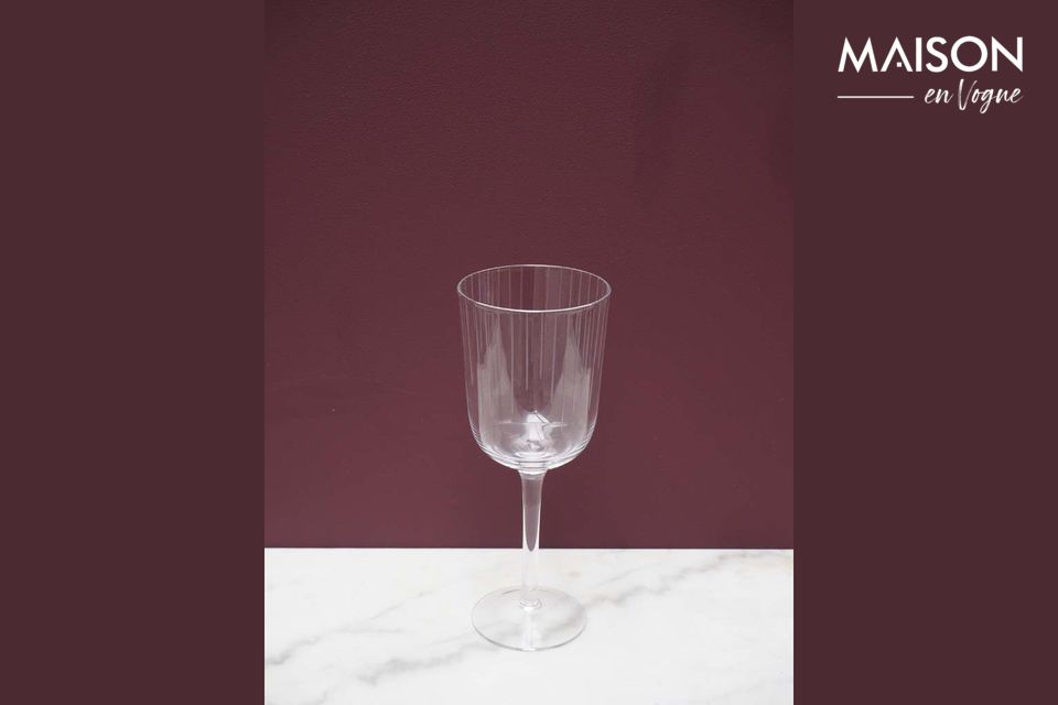 Un sobrio bicchiere da vino con finitura opaca